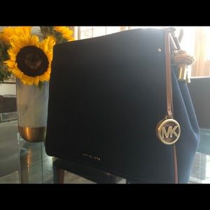 Micheal Kors ISLA lg purse- New- never used.